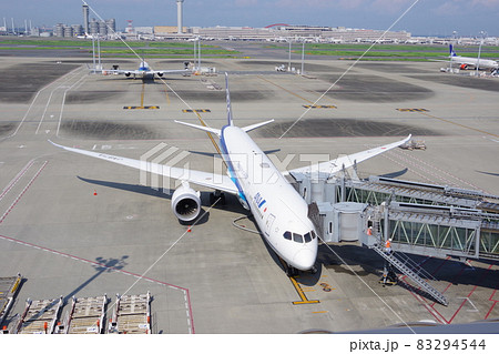 タラップが接続された飛行機 83294544