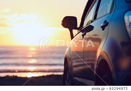 朝日と自動車 83294975