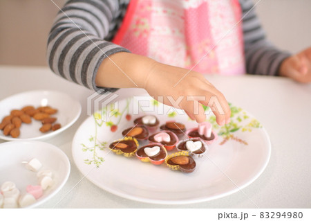 娘からパパにバレンタインの手作りチョコレートのプレゼント 娘からパパにバレンタインの手作りチョコレートのプレゼント 83294980