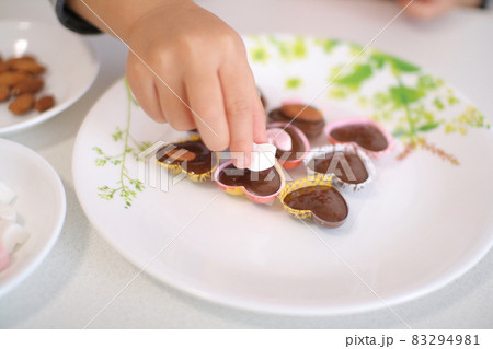 娘からパパにバレンタインの手作りチョコレートのプレゼント 娘からパパにバレンタインの手作りチョコレートのプレゼント 83294981