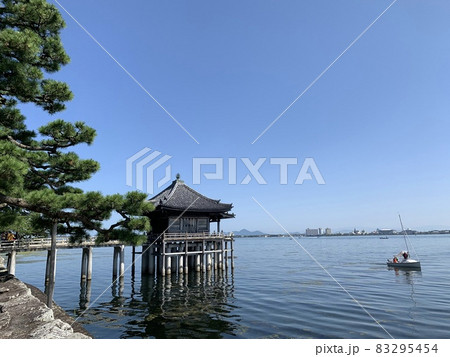 湖岸に映る堅田の浮御堂と松 湖岸に映る堅田の浮御堂と松 83295454