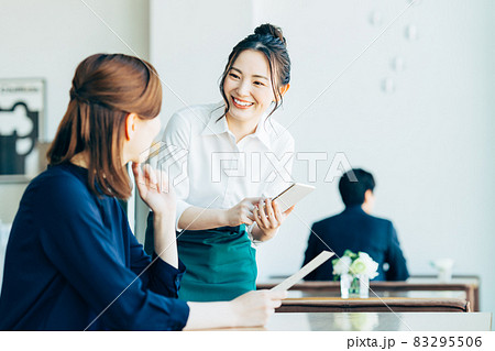カフェで注文する若い女性 83295506