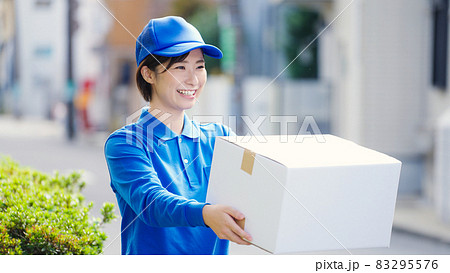 宅配業者・運送業者・配達員・配送員・引越し業者 宅配業者・運送業者・配達員・配送員・引越し業者 83295576
