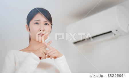 バッテンをする女性　エアコンイメージ 83296064
