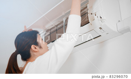 エアコンを点検する女性 エアコンを点検する女性 83296070