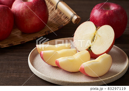 切り分けたりんご　早生ふじ 83297119