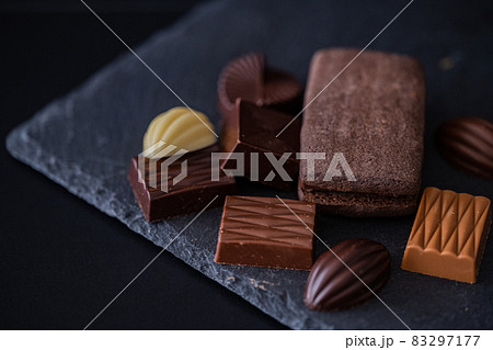チョコレート 黒背景 クローズアップ素材 チョコレート 黒背景 クローズアップ素材 83297177