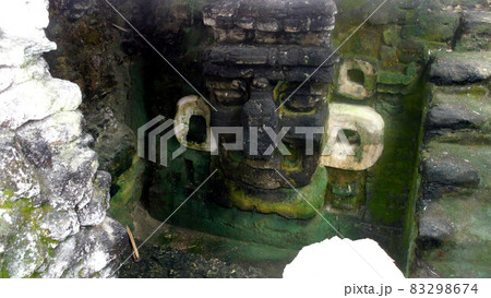 マヤ文明のティカル遺跡,神殿壁面に飾る大きな仮面,グアテマラ マヤ文明のティカル遺跡,神殿壁面に飾る大きな仮面,グアテマラ 83298674