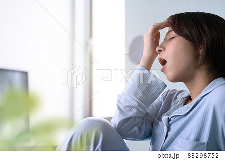 寝不足の女性 83298752