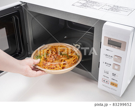 電子レンジでコンビニ弁当を温める 電子レンジでコンビニ弁当を温める 83299652