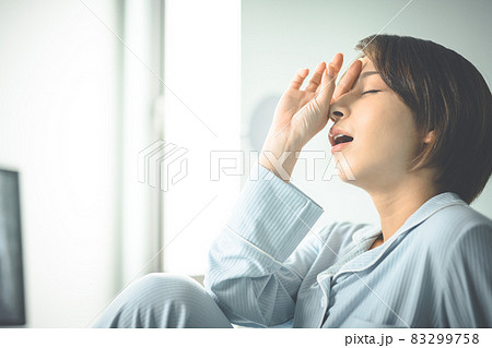 寝不足の女性 83299758