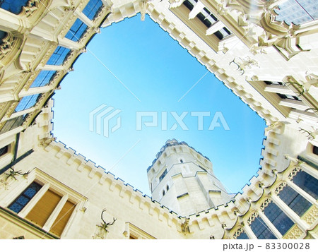 [チェコ]フルボカー城の中庭から見上げた風景 83300028