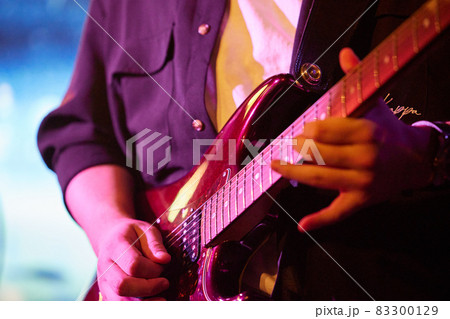 ギタリストの手元 83300129