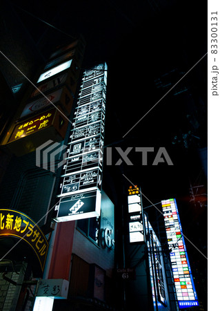 ネオンが光る夜の北新地 83300131