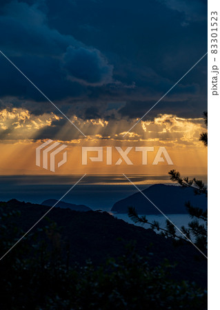 夕暮れの周南工場夜景夜の煌めき 83301523