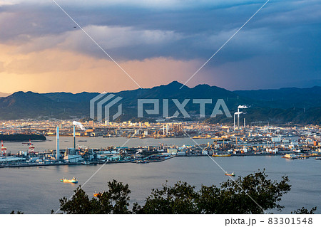 夕暮れの周南工場夜景夜の煌めき 83301548