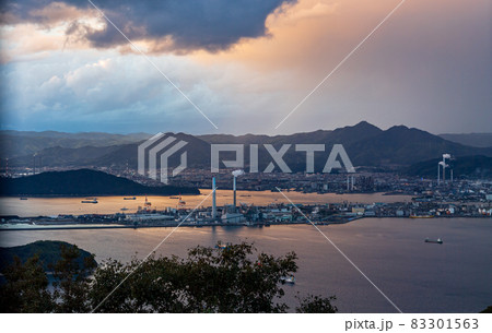 夕暮れの周南工場夜景夜の煌めき 83301563