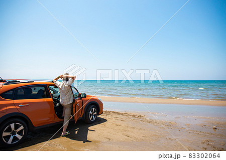 愛車と海を眺める男性 83302064