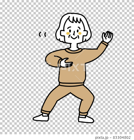 太極拳をしている高齢の女性 83304802