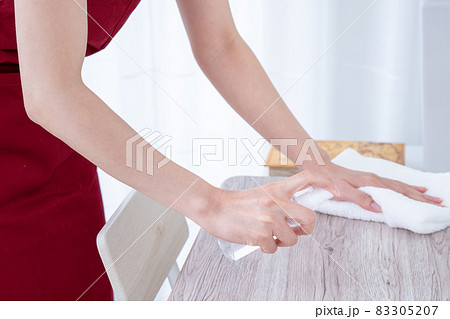 机を消毒する主婦の手元【パーツカット】 机を消毒する主婦の手元【パーツカット】 83305207