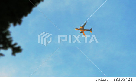 新航空路となった埼玉県川口市上空を通過する航空機の風景 83305421