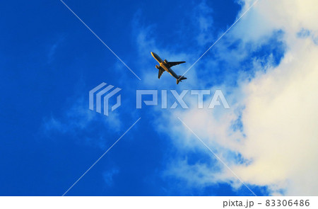 新航空路となった埼玉県川口市上空を通過する航空機の風景 新航空路となった埼玉県川口市上空を通過する航空機の風景 83306486