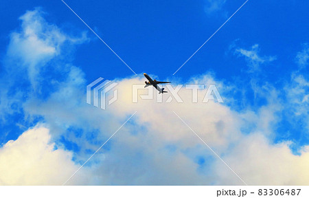 新航空路となった埼玉県川口市上空を通過する航空機の風景 83306487