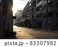 夕暮れの道路　光を反射する電線 83307982