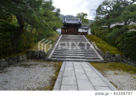霊鑑寺(谷御所･比丘尼御所)の寺門･石段（京都市左京区鹿ヶ谷） 83308707