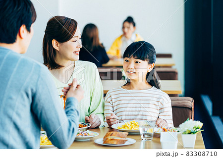 外食する若い家族 外食する若い家族 83308710
