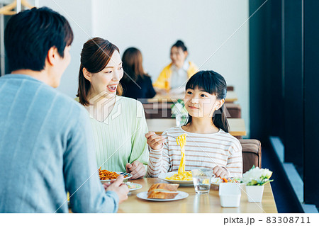 外食する若い家族 外食する若い家族 83308711