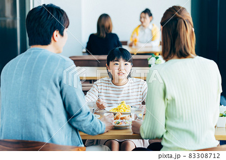 外食する若い家族 外食する若い家族 83308712