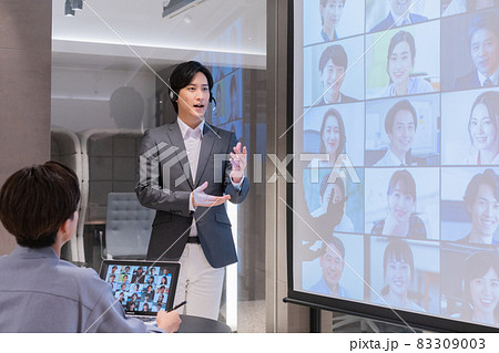 セミナー　講義をする若い男性　撮影協力：WEEK芝大門(サンフロンティア不動産) 83309003