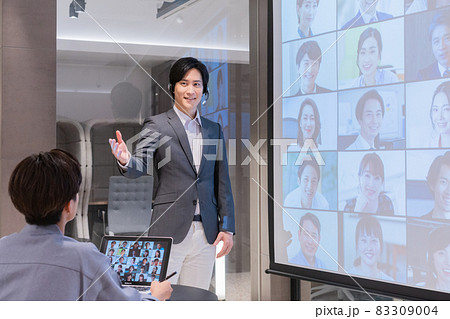 セミナー　講義をする若い男性　撮影協力：WEEK芝大門(サンフロンティア不動産) 83309004