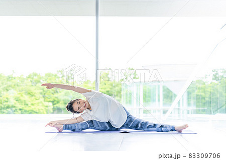 ヨガをする若い女性 83309706