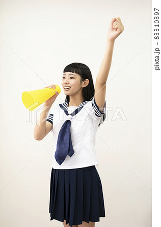 セーラー服を着てメガホンで声援を送る女子高生 セーラー服を着てメガホンで声援を送る女子高生 83310397
