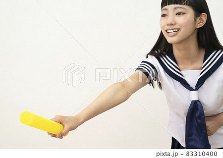 バトンを次に渡そうとする女子高生 83310400