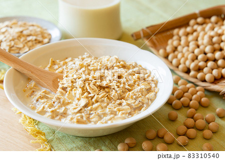 オートミールと豆乳　ヘルシー食材　オートミールで朝食 83310540