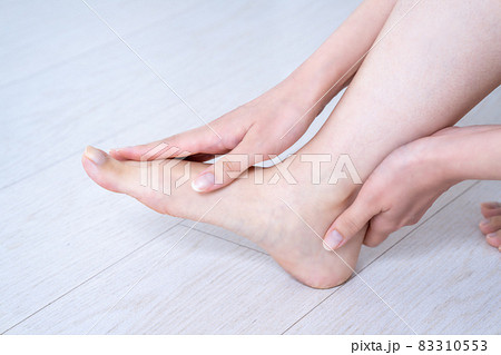 足のケアをする女性の手元 83310553