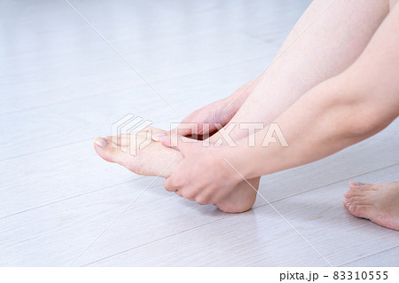 足のケアをする女性の手元 83310555