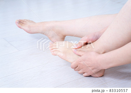 足のケアをする女性の手元 83310557