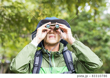 ハイキングを楽しむ若い男性 ハイキングを楽しむ若い男性 83310786