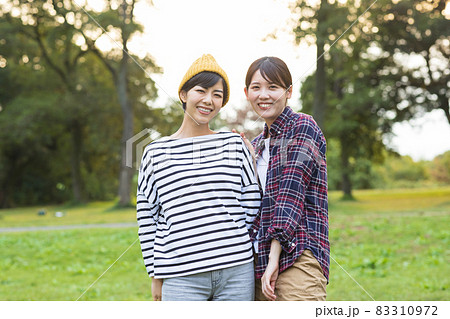 自然の中に立つ若い男女 自然の中に立つ若い男女 83310972
