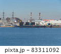 米軍横須賀基地に停泊する海上自衛隊おやしお型潜水艦と米海軍アーレイ・バーク級イージス駆逐艦 83311092