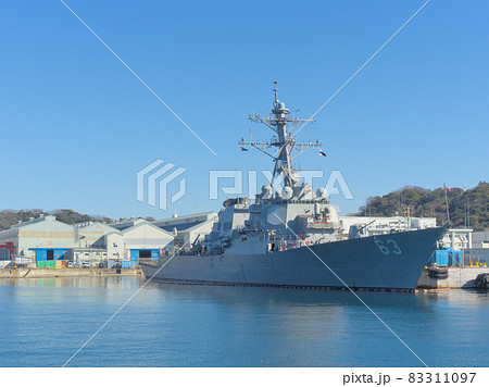 米軍横須賀基地に停泊するアーレイ・バーク級イージス駆逐艦ステザム 83311097