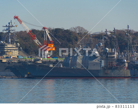 米軍横須賀基地で改修中の空母ロナルド・レーガンとタイコンデロガ級イージス巡洋艦 83311113