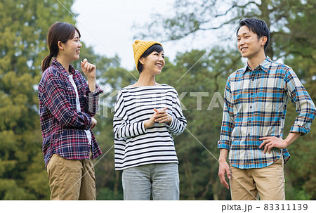 友達と楽しく話をする若い男女 友達と楽しく話をする若い男女 83311139