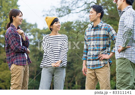 友達と楽しく話をする若い男女 友達と楽しく話をする若い男女 83311141