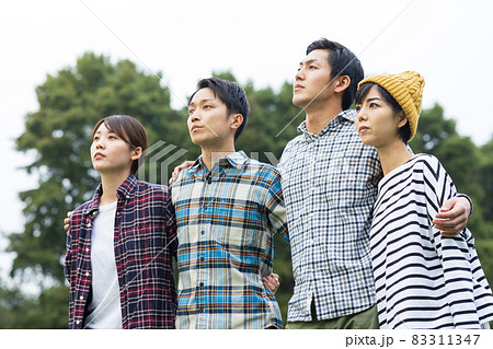 自然の中に立つ若い男女 自然の中に立つ若い男女 83311347