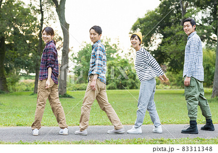 自然の中に立つ若い男女 83311348